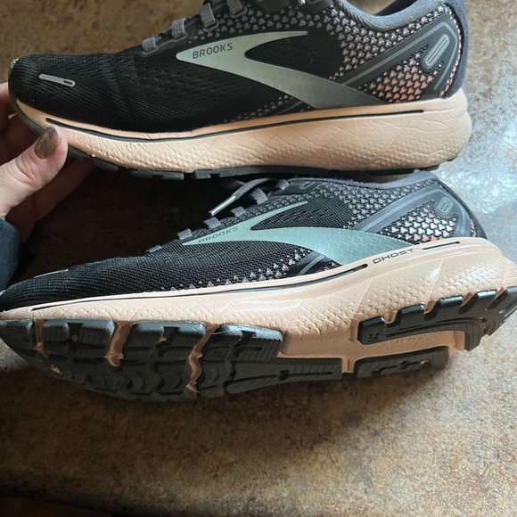 Women’s Brooks - Picture 3 of 5